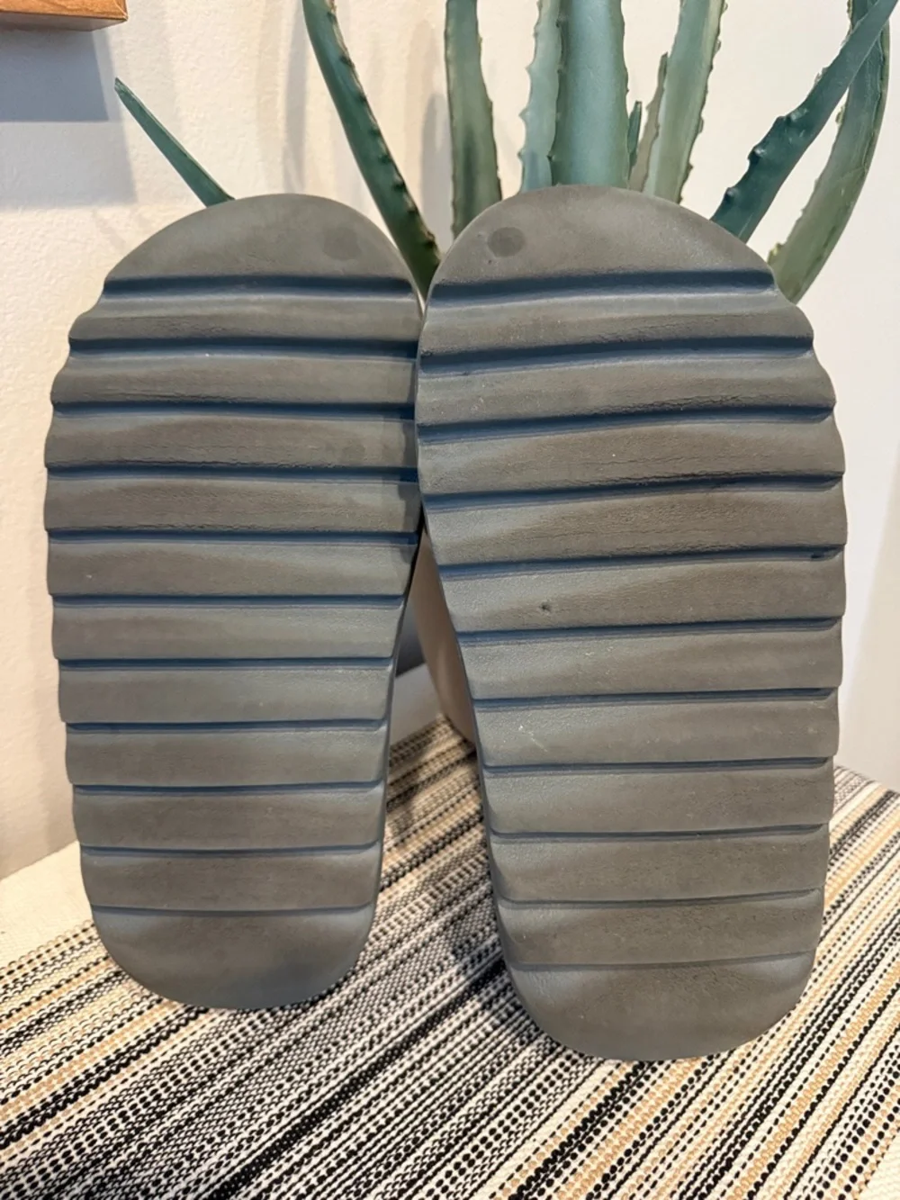 Yeezy Men's Slate Gray Foam Slide Shoes Size 9 FLAW